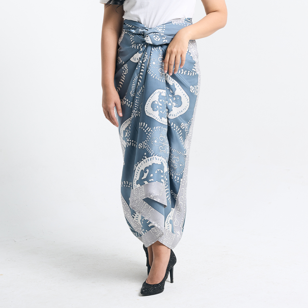 Full-Length Batik Pareo Look – A model styling the Slate Petola batik pareo with heels, showcasing its graceful drape
