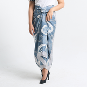 Full-Length Batik Pareo Look – A model styling the Slate Petola batik pareo with heels, showcasing its graceful drape