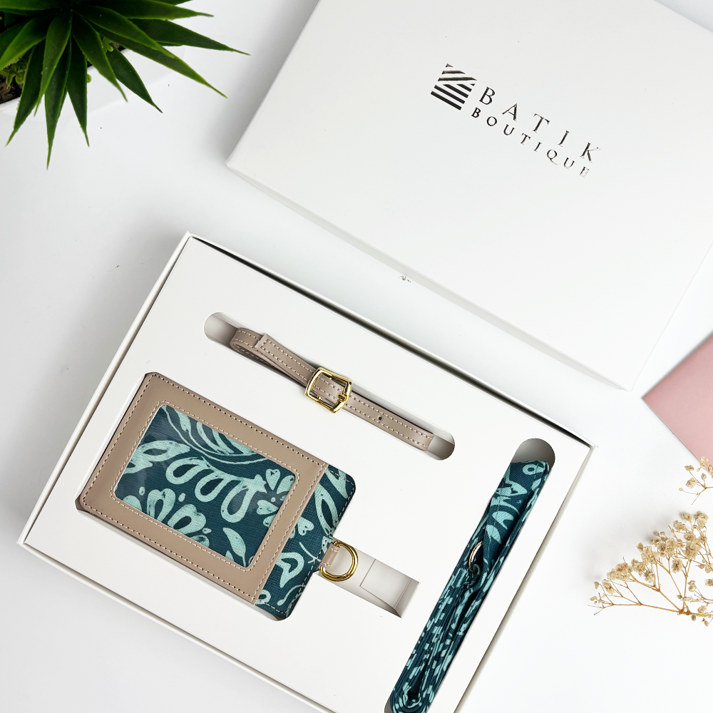 Set of luggage tags with floral design in a 'Batik Boutique' box