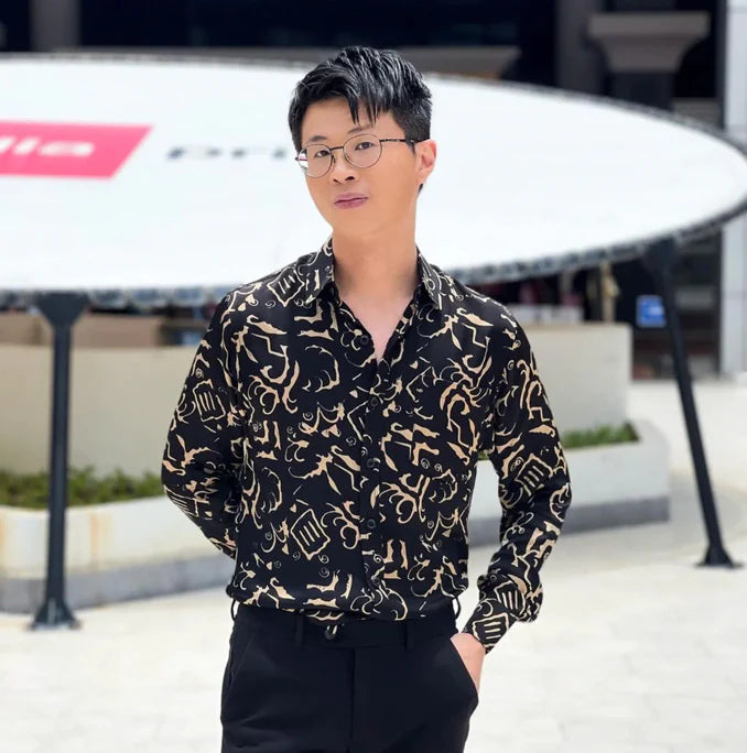 Man wearing black batik apparel 